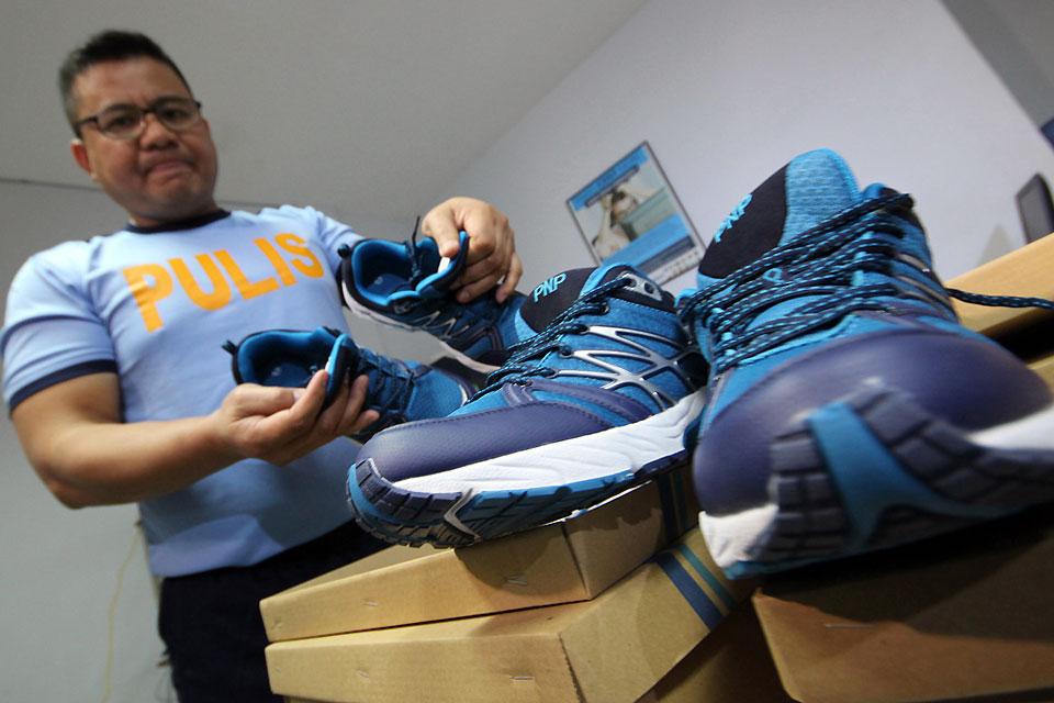allegedly selling fake PNP rubber shoes 