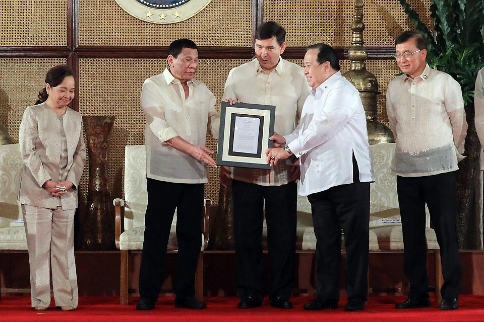 Duterte signs Social Security Act of 2018 Photos GMA News Online