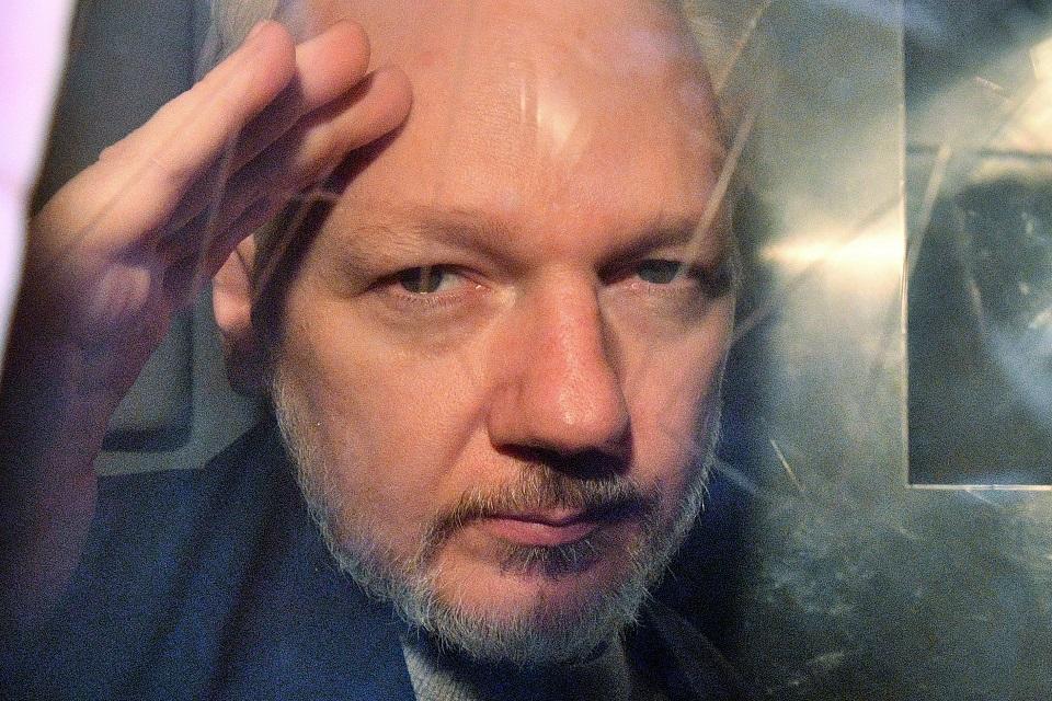 Wikileaks: Assange has left British prison, flew out of UK