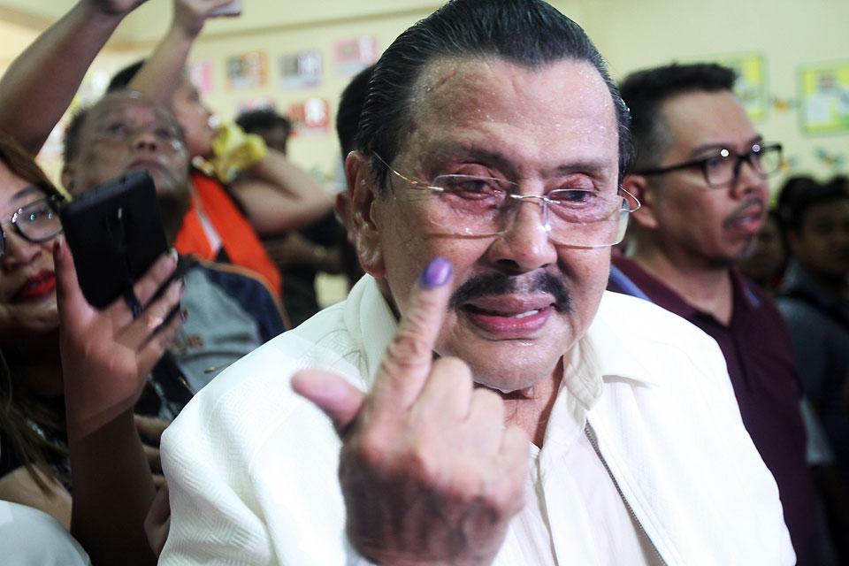 Erap Congratulates New Manila Mayor Isko Moreno GMA News Online Erap Congratulates New Manila Mayor Isko Moreno GMA News Online