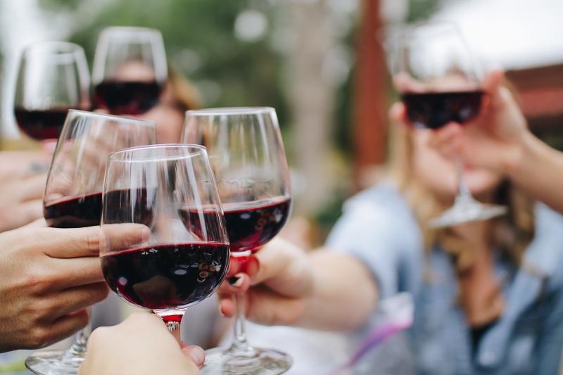 Mereka minum anggur, makan malam, dan melarikan diri – tetapi hukum akhirnya menangkap pencuri anggur Spanyol