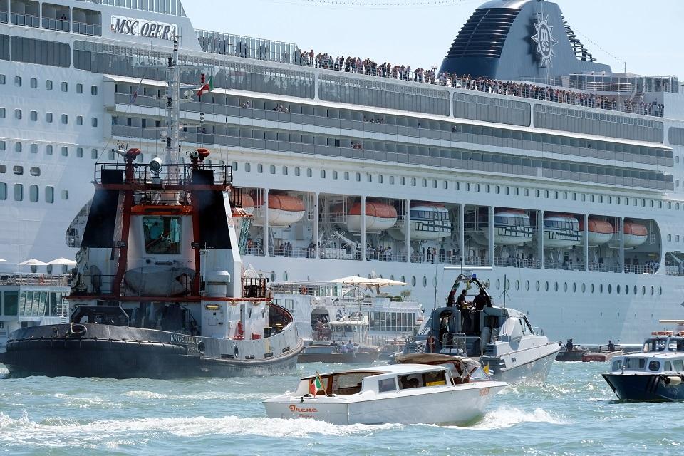 Cruise ship loses control, slams Venice wharf and tourist boat GMA