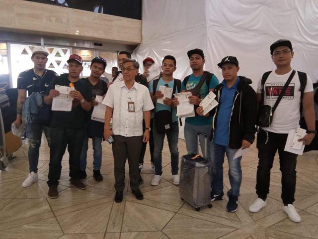 Story sa Saudi: with Photo -Labor Attache Nasser Mustafa of POLO Riyadh, together with the nine OFWs pose fo a photo before they fly to the Philippines. -Ronaldo Concha