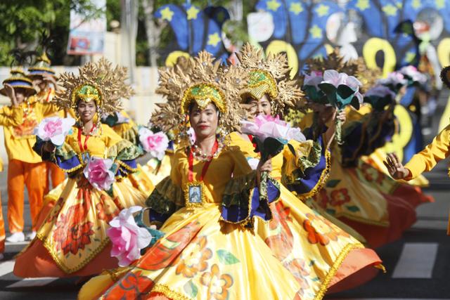 Students join street dances at Tabak Festival in Tabaco, Albay | Photos ...