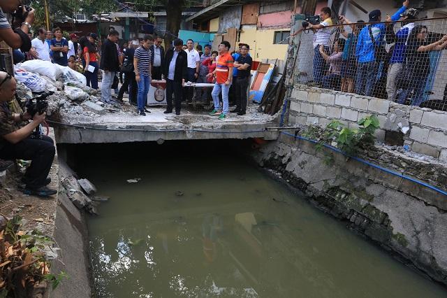 Mayor Isko, DENR's Cimatu inspect Manila estero cleanup | GMA News Online