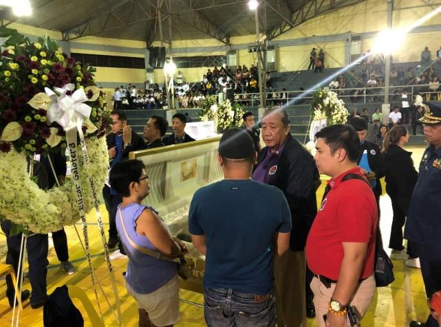 DOTr Secretary Arthur Guimaras talks to relatives of victims of the Guimaras sea mishap. PHOTO BY IAN CRUZ