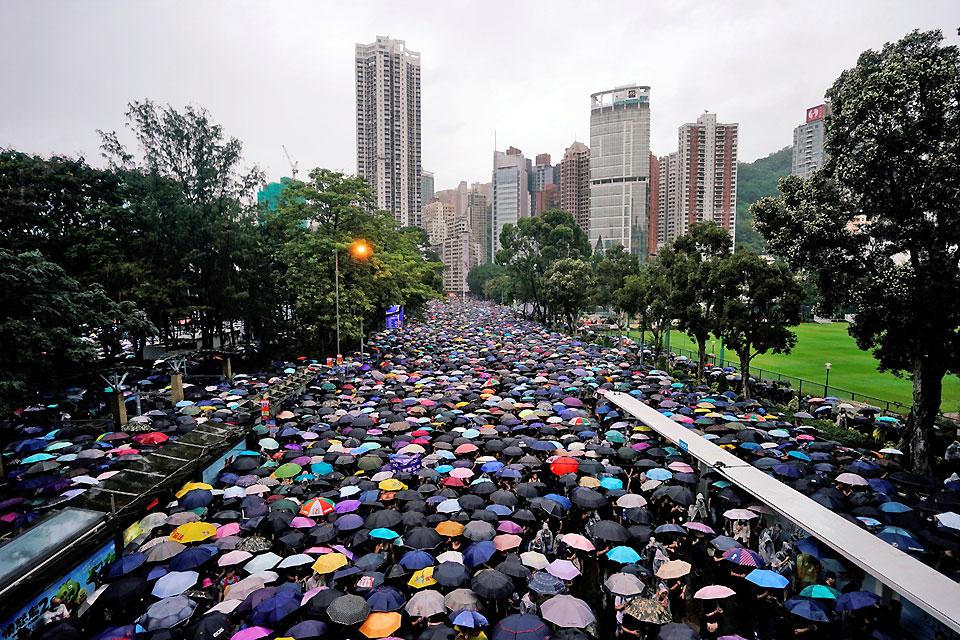 Protesters embrace defiant anthem 'Glory to Hong Kong' | GMA News Online