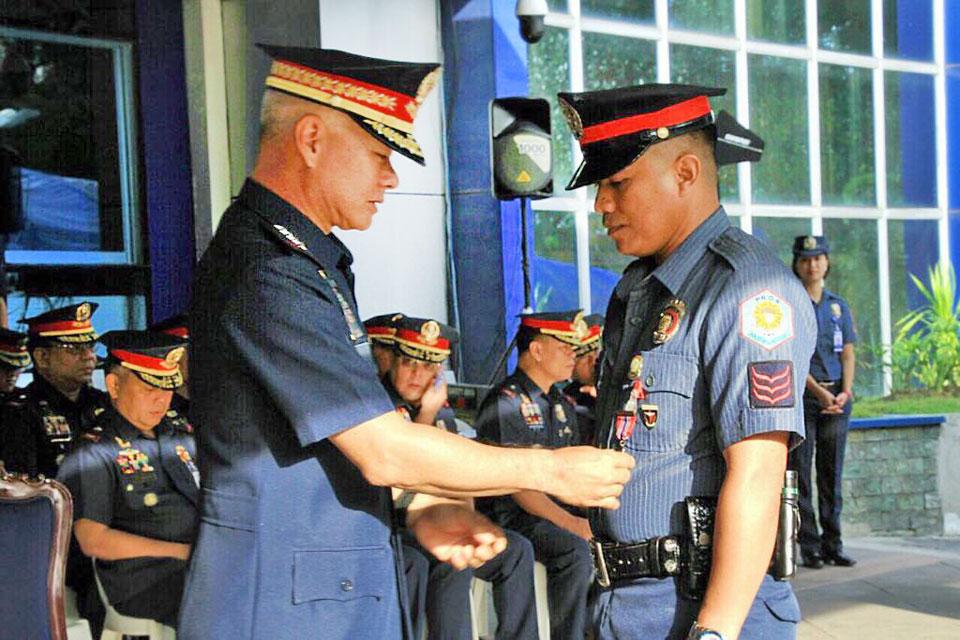 Albayalde confers medals on cops who helped in Iloilo-Guimaras sea ...