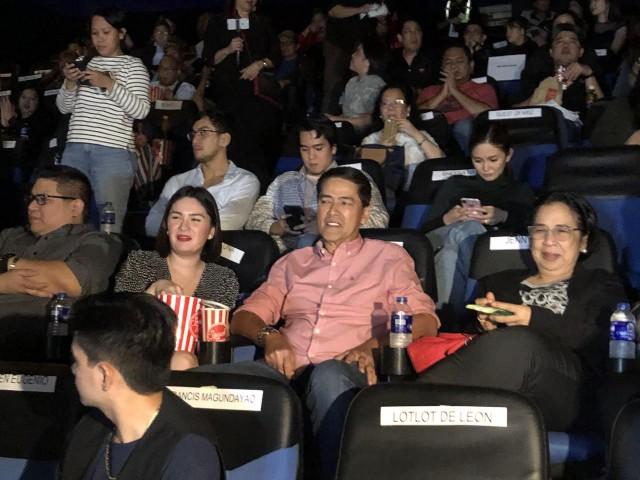 Full support sila Bossing Vic Sotto at si Pauleen Luna kay Maine Mendoza sa premiere night. PHOTO BY CATA TIBAYAN