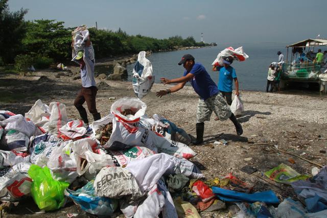 DENR yields loads of trash in Sunday's cleanup ops in Manila Bay ...
