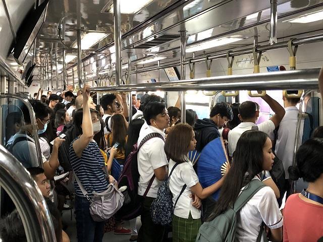 LRT-2 operations were temporarily stopped Wednesday morning due to a technical glitch.