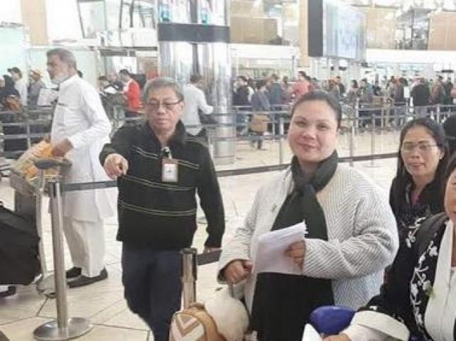 Labor Attache Nasser Mustafa assists Manila-bound 49 OFWs inside Riyadh Airport as they prepare to depart for the Philippines. RONALDO CONCHA 