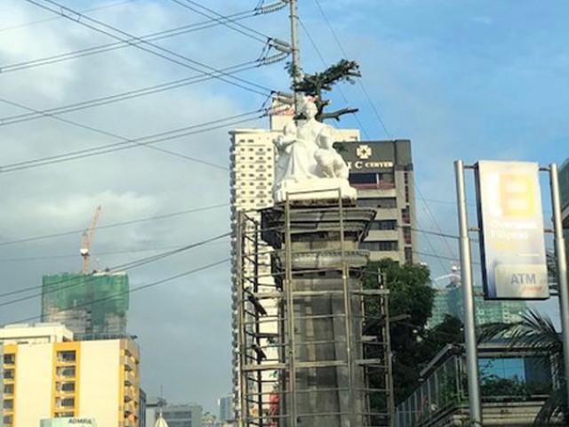 La Madre Filipina statue. VONNE AQUINO