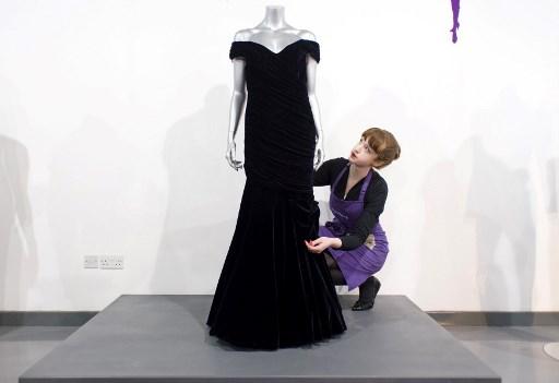 Princess Diana's 'Travolta' dress brushed off at auction | GMA News Online