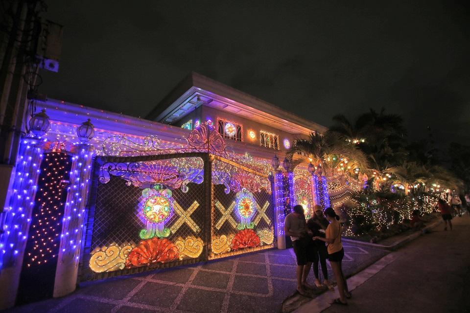 Mandaluyong’s Christmas street lights up | Photos | GMA News Online