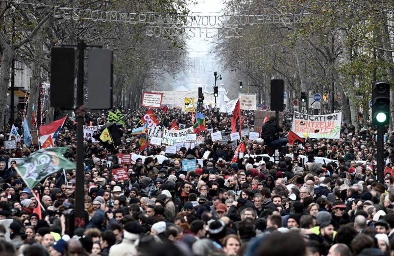 French crowds march as government stands firm on pension reform | GMA ...