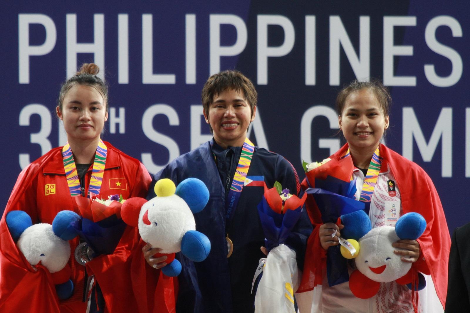 Hidilyn Diaz celebrates SEA Games weightlifting gold | Photos | GMA ...