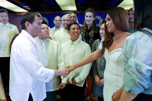 Duterte hosts thanksgiving party for LGBT members in Malacañang | GMA ...