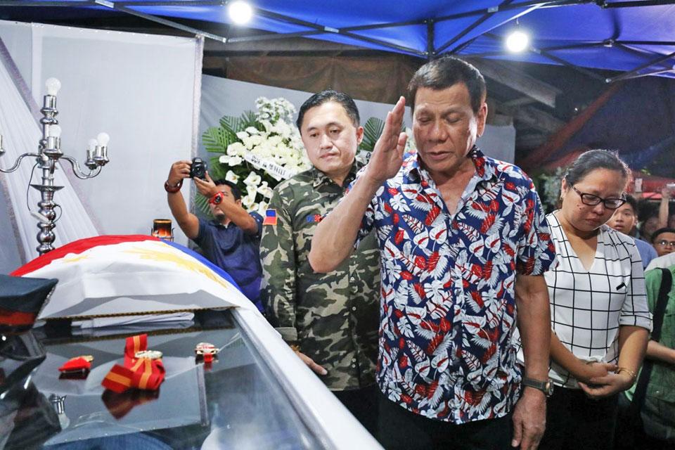 Duterte honors Misamis Oriental hero cop | GMA News Online