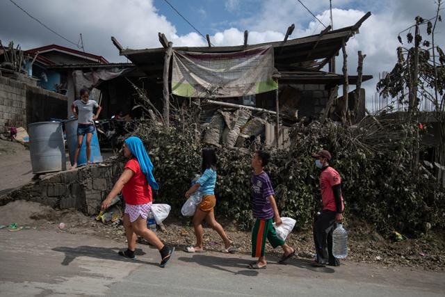 Filipinos turn Taal Volcano's ash, plastic trash into bricks | GMA News ...