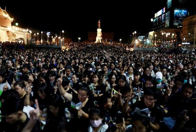Thousands gather in Thailand to pray for mass shooting victims