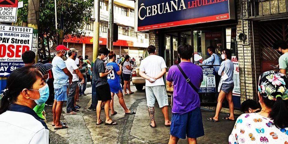 People flock to a pawnshop in Mandaluyong following quarantine ...