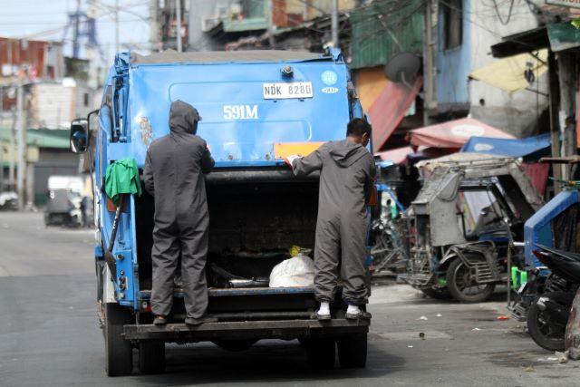 garbage-collectors-in-tondo-manila-wear-protective-clothing-photos