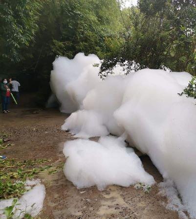Huge foam forms after chemical waste was thrown into river in Tuy, Batangas