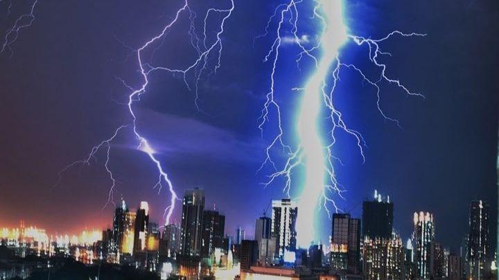 'Giant' lightning strike over Manila amazes netizens | GMA News Online