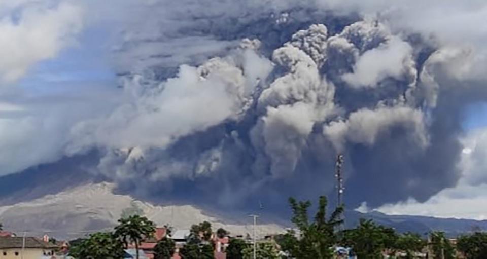 Indonesia s Mt Sinabung  blasts tower of smoke and ash 