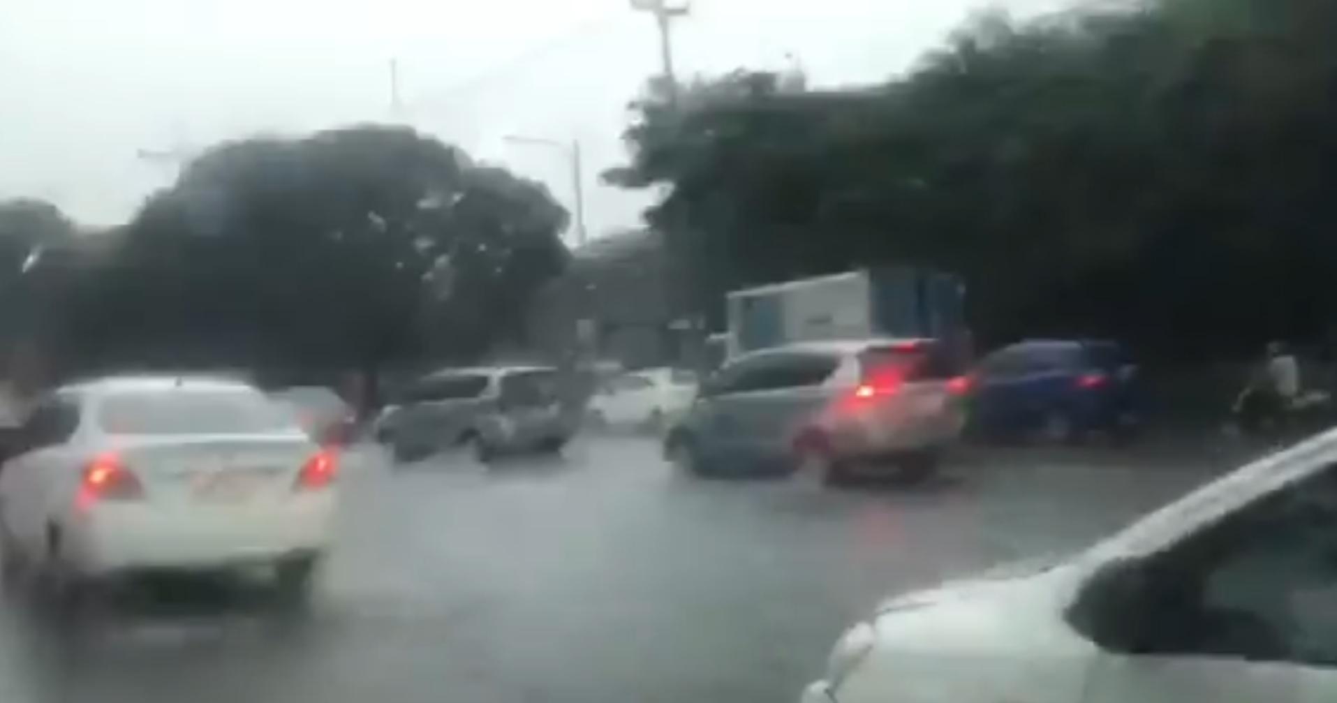 Heavy rain causes flood, zero visibility in Quezon City | GMA News Online