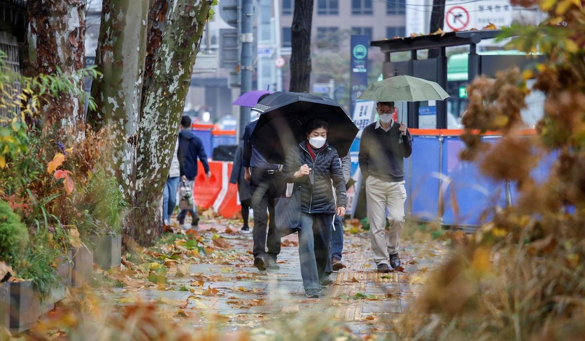 South Korea orders schools to shut as COVID-19 cases spike