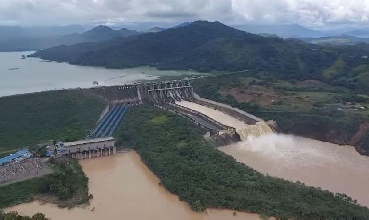 Magat Dam’s 2 gates open, release water