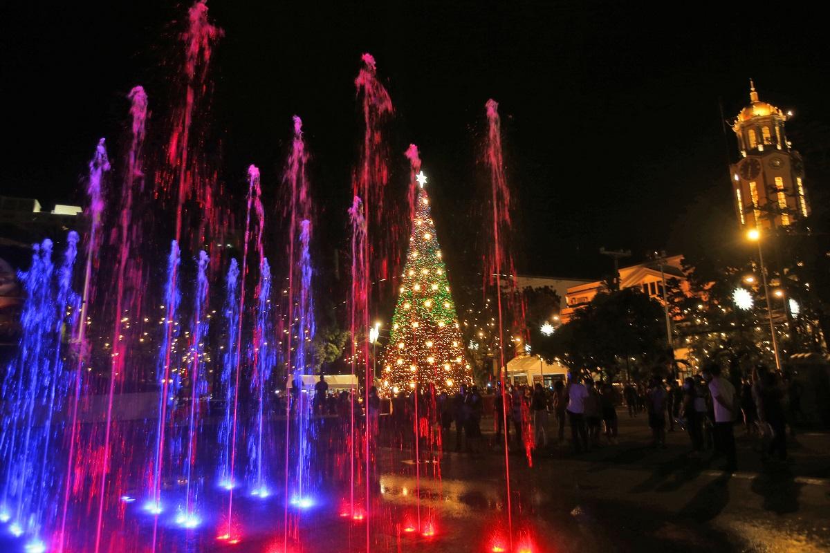 Manila City Hall lights up its Christmas tree Photos GMA News Online