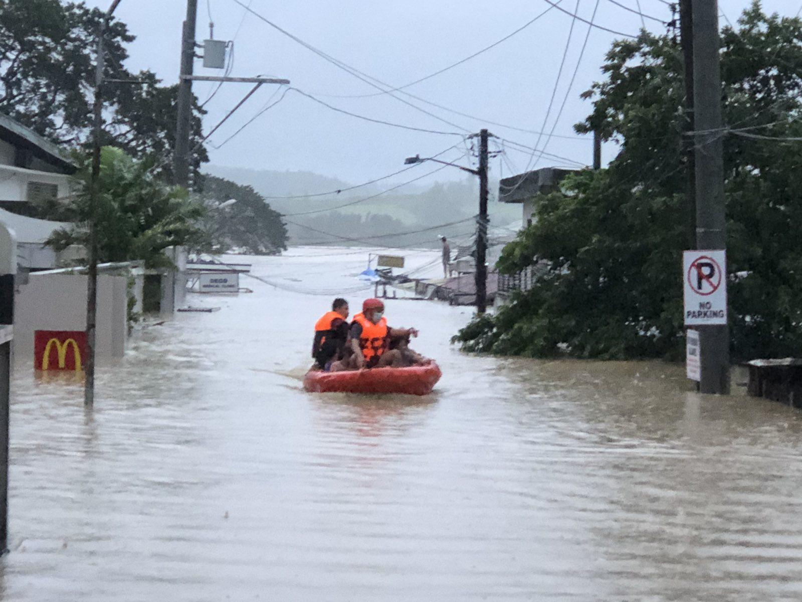 Authorities use a boat for rescue in San Mateo, Rizal floods | GMA News