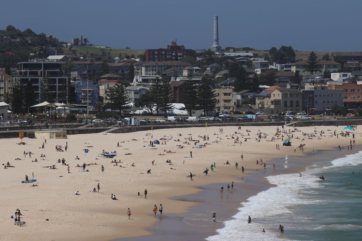 Heat wave returns to Australia on first day of summer