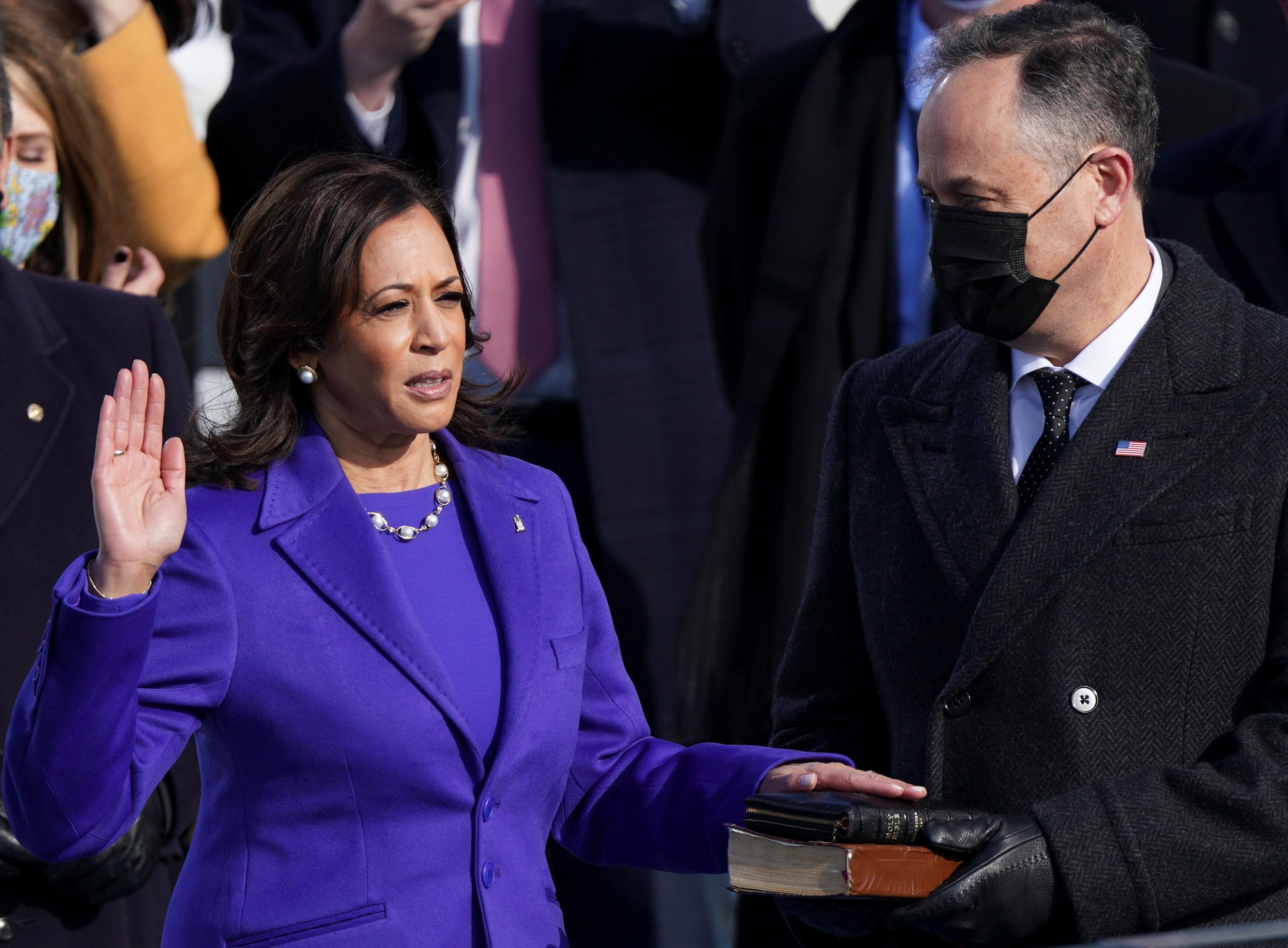 Breaking barriers, Kamala Harris is sworn in as US vice president | GMA ...