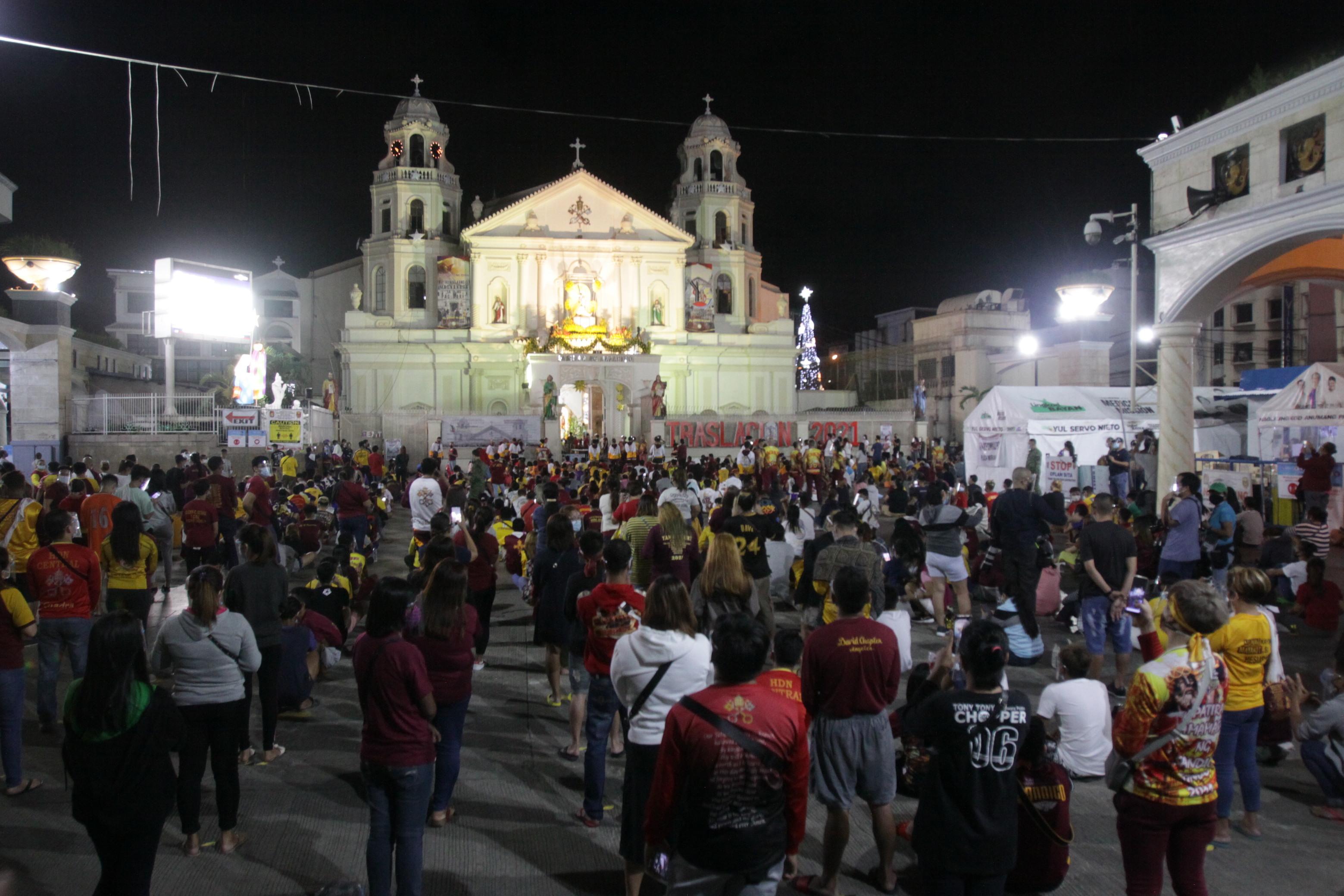 Nazarene devotees pray at Quiapo Church for pandemic to end
