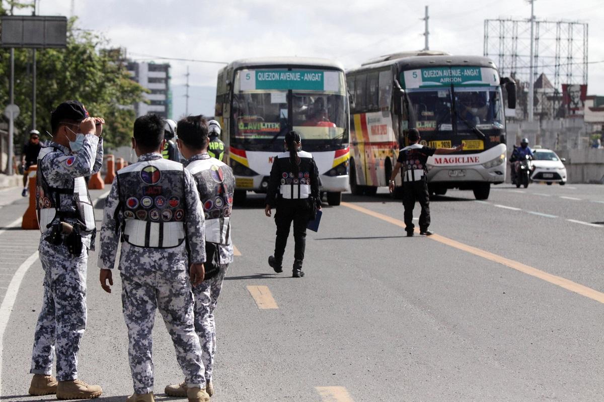 Sedikitnya 12 jeepney, empat bus ditangkap karena melanggar 70% kapasitas penumpang di sepanjang QC │ GMA News Online