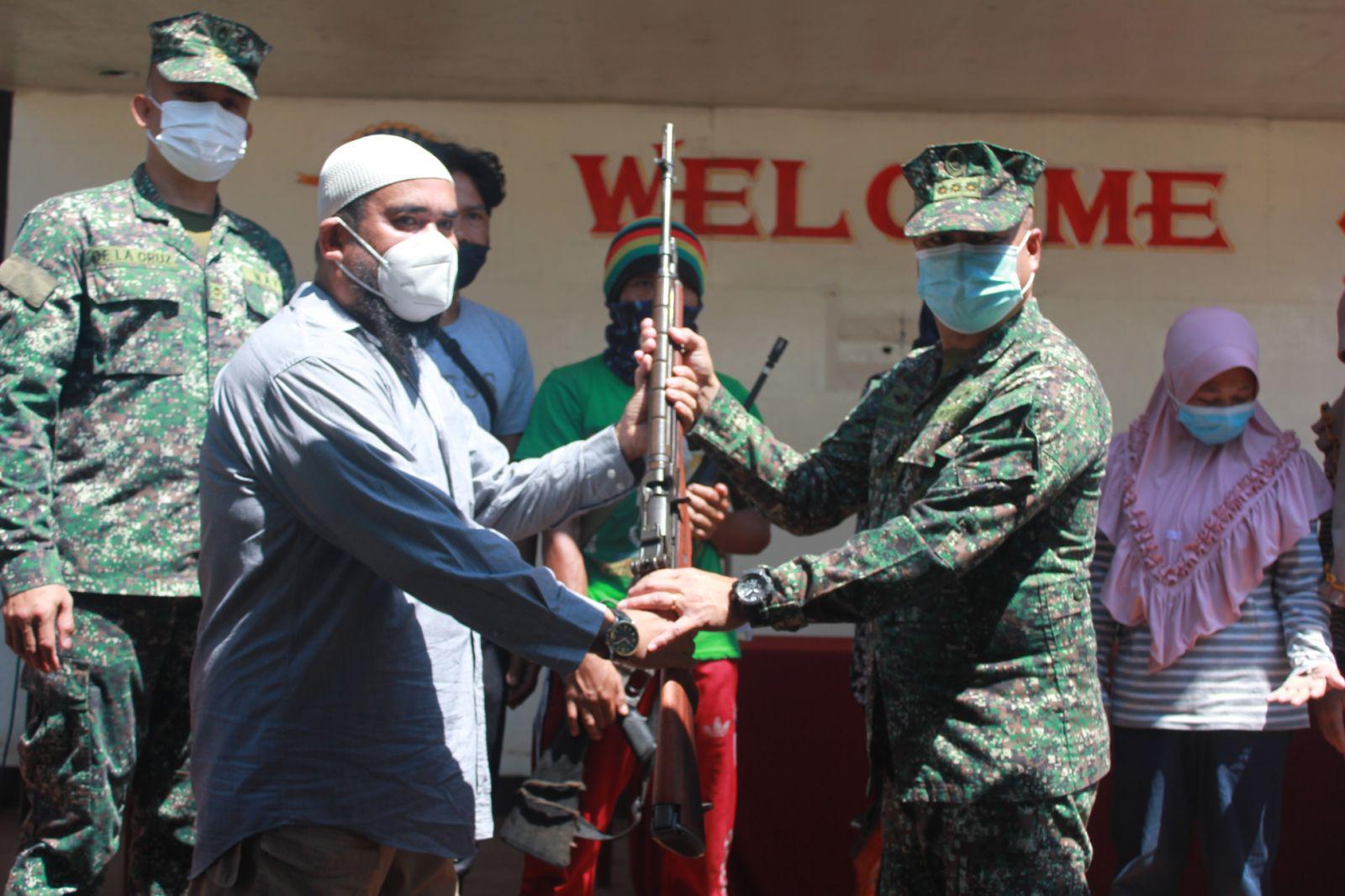 4 Abu Sayyaf Fighters 6 Supporters Surrender In Sulu Military Gma News Online 