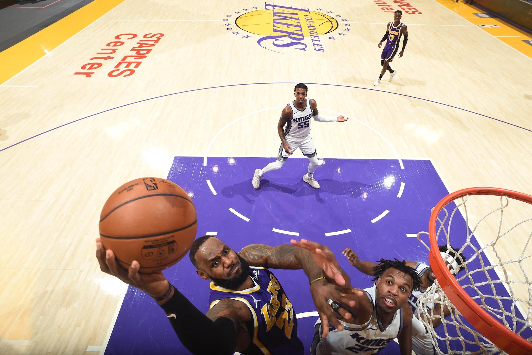 Kings down Lakers despite LeBron James' return