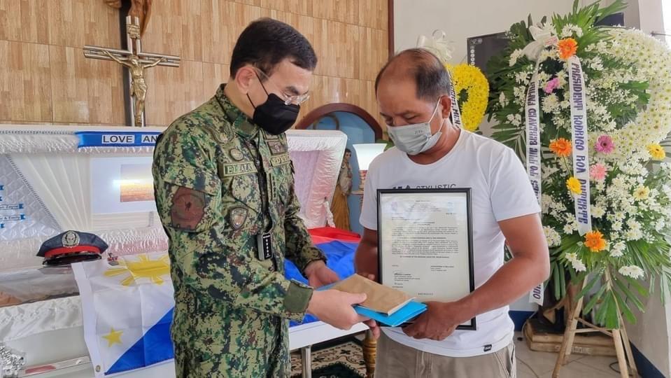 Eleazar honors policemen killed, wounded in action in Occidental Mindoro