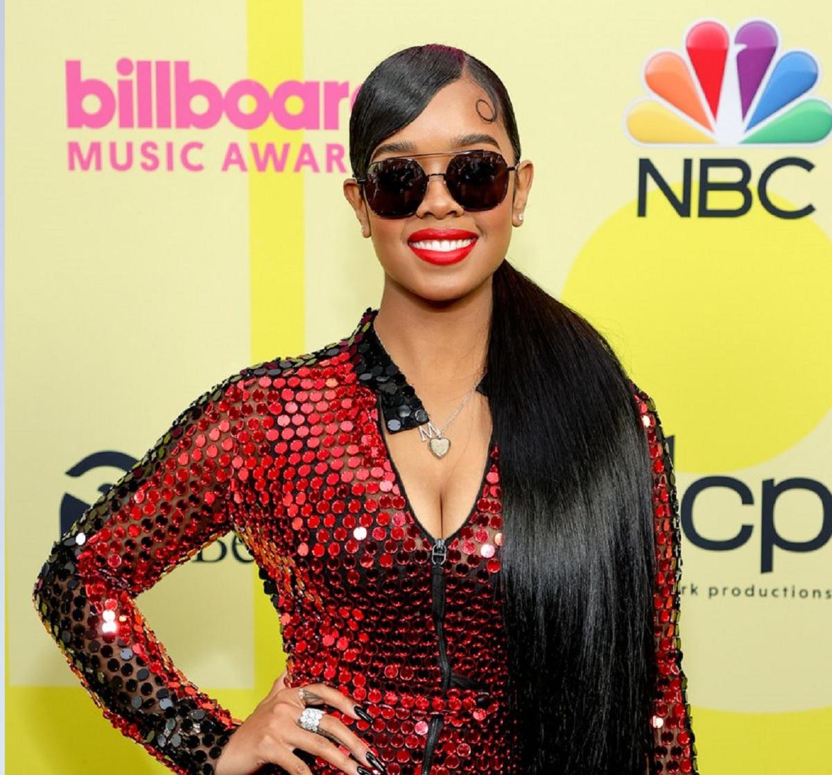 Fil-Am singer H.E.R. stuns in glittery red jumpsuit at BBMAs | GMA News ...