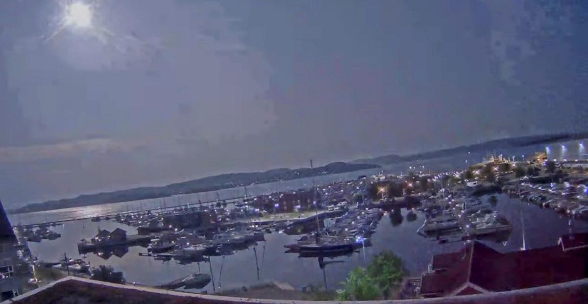 En rumlende meteor lyser opp Norge; en del av det kan ha ...