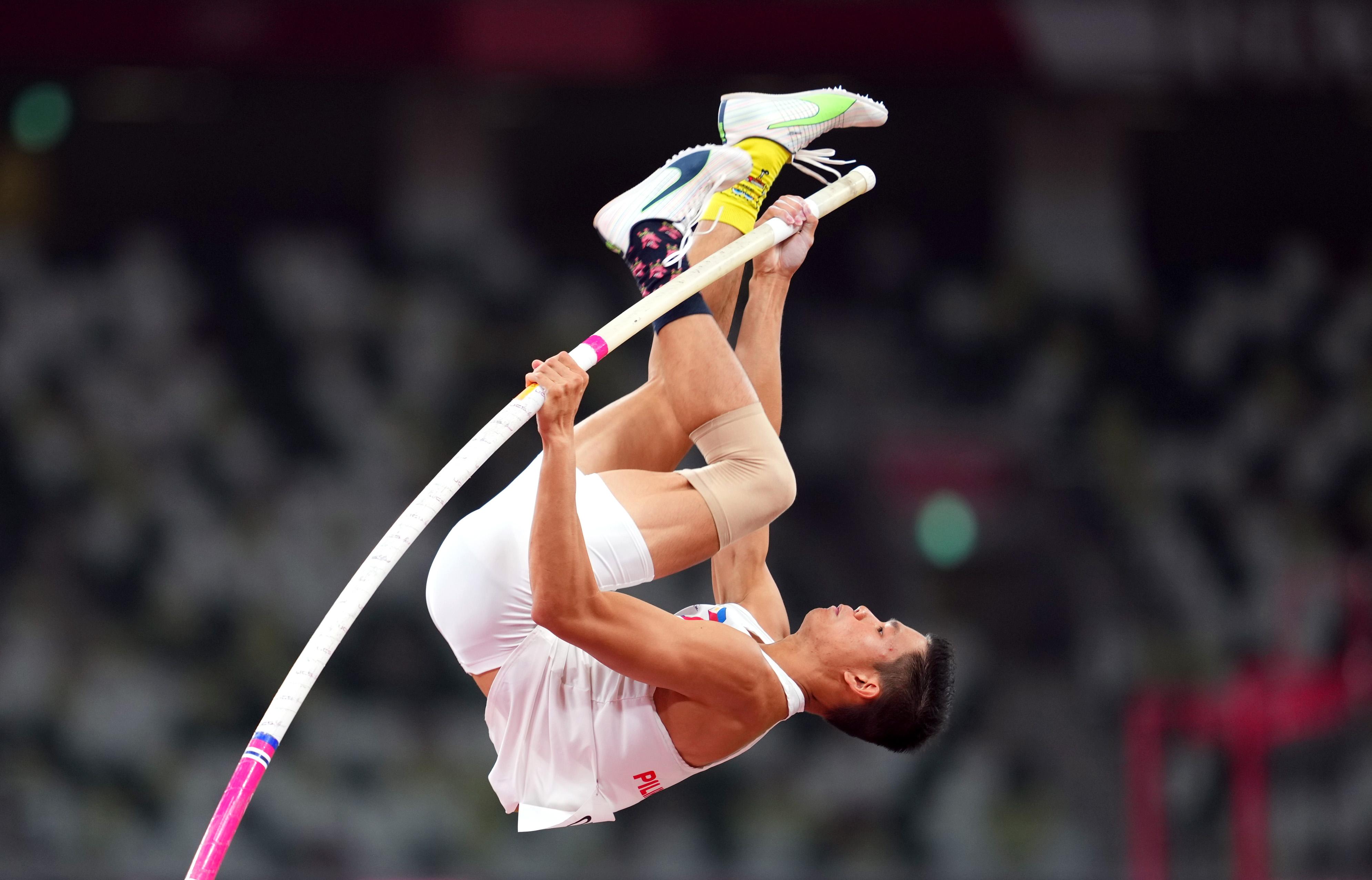 EJ Obiena wears SpongeBob and Patrick socks in Olympic pole vault