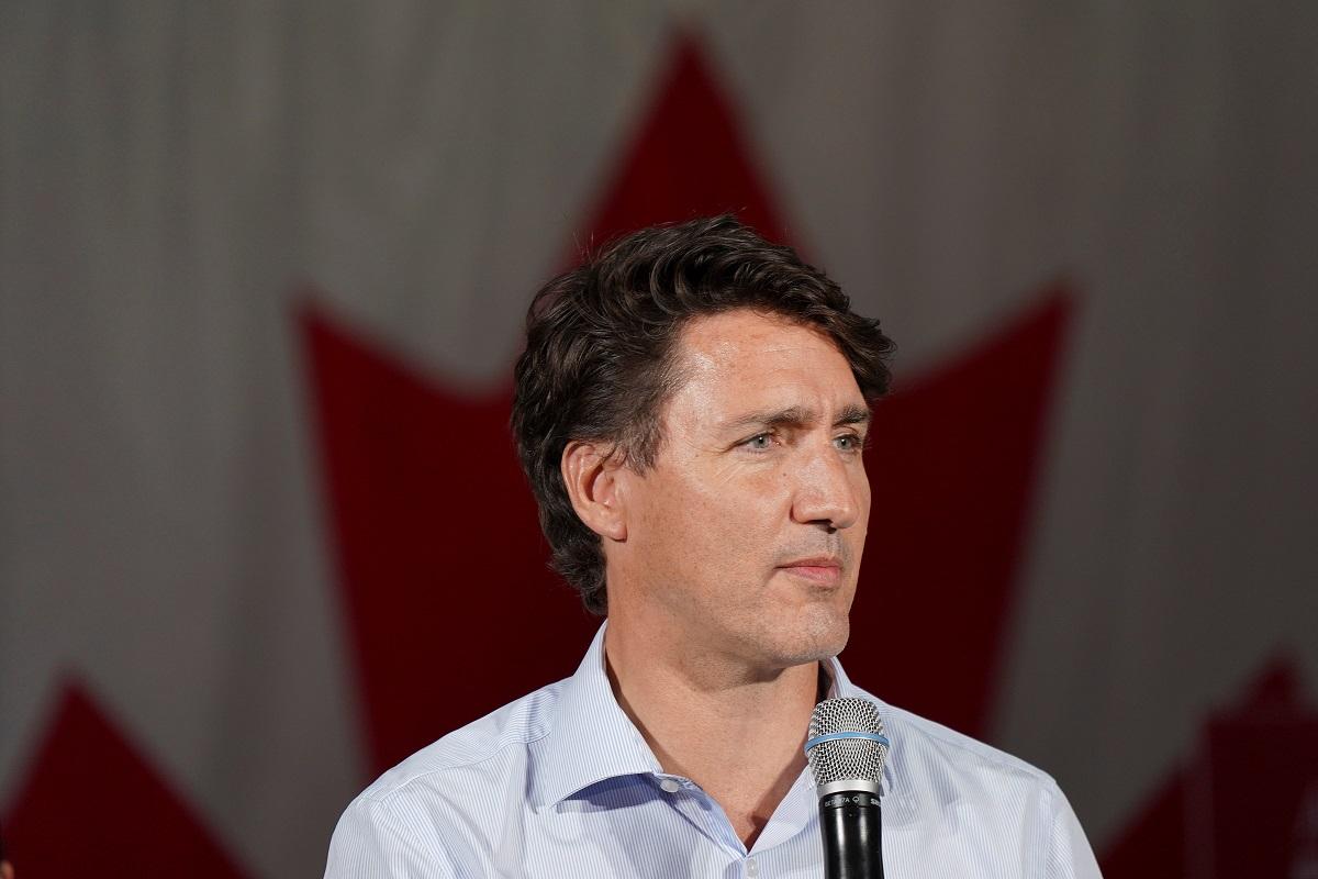 Canada’s Trudeau hammers rival over COVID-19 stance on last day of campaign