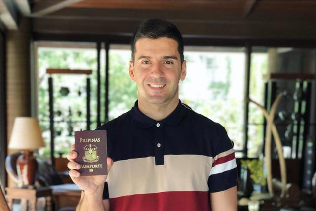 Pesepakbola naturalisasi Bienvenido Marañon dengan bangga menunjukkan paspor Filipina