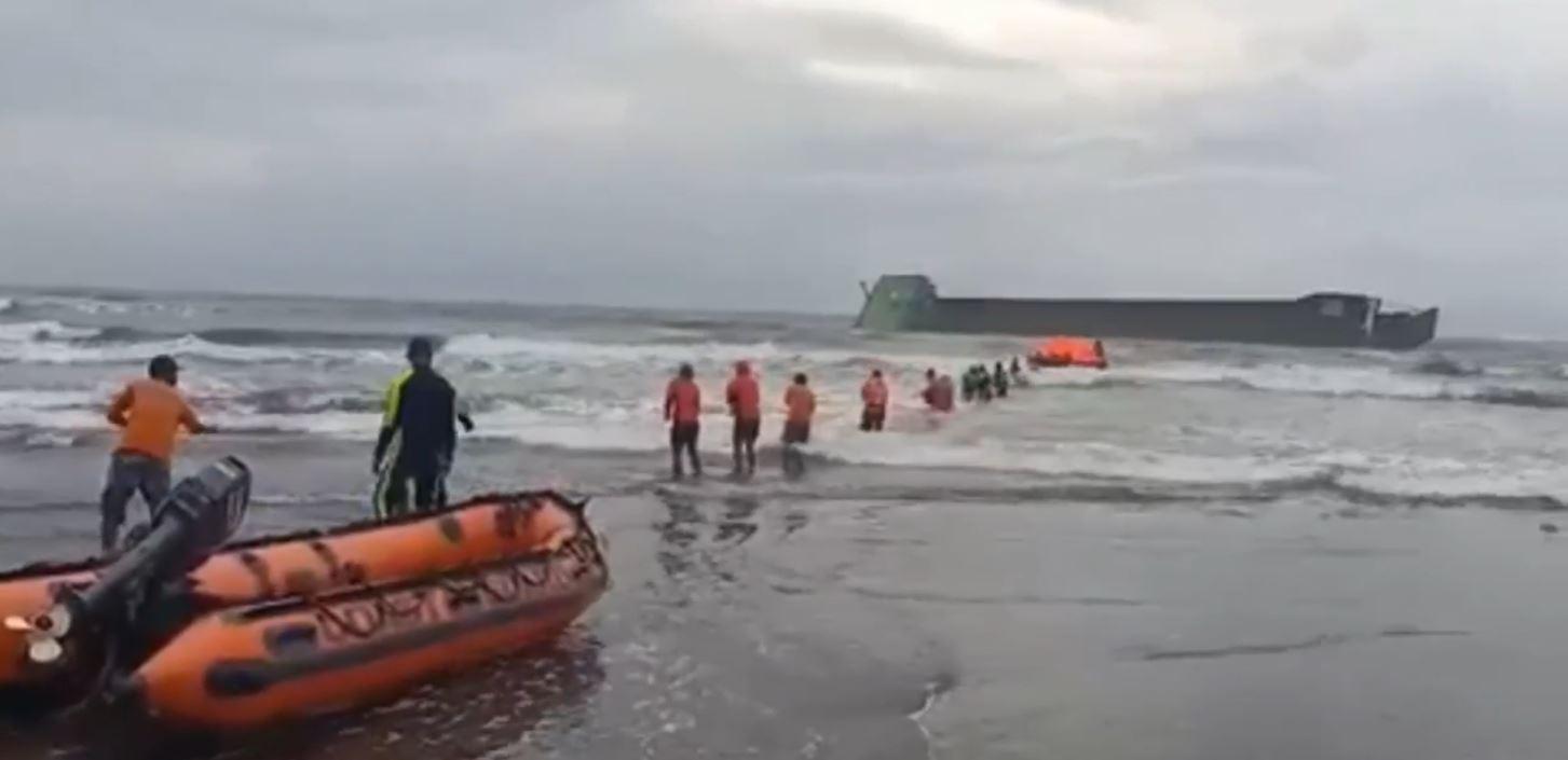 PCG inspects possible oil spill after vessel runs aground off Nasugbu