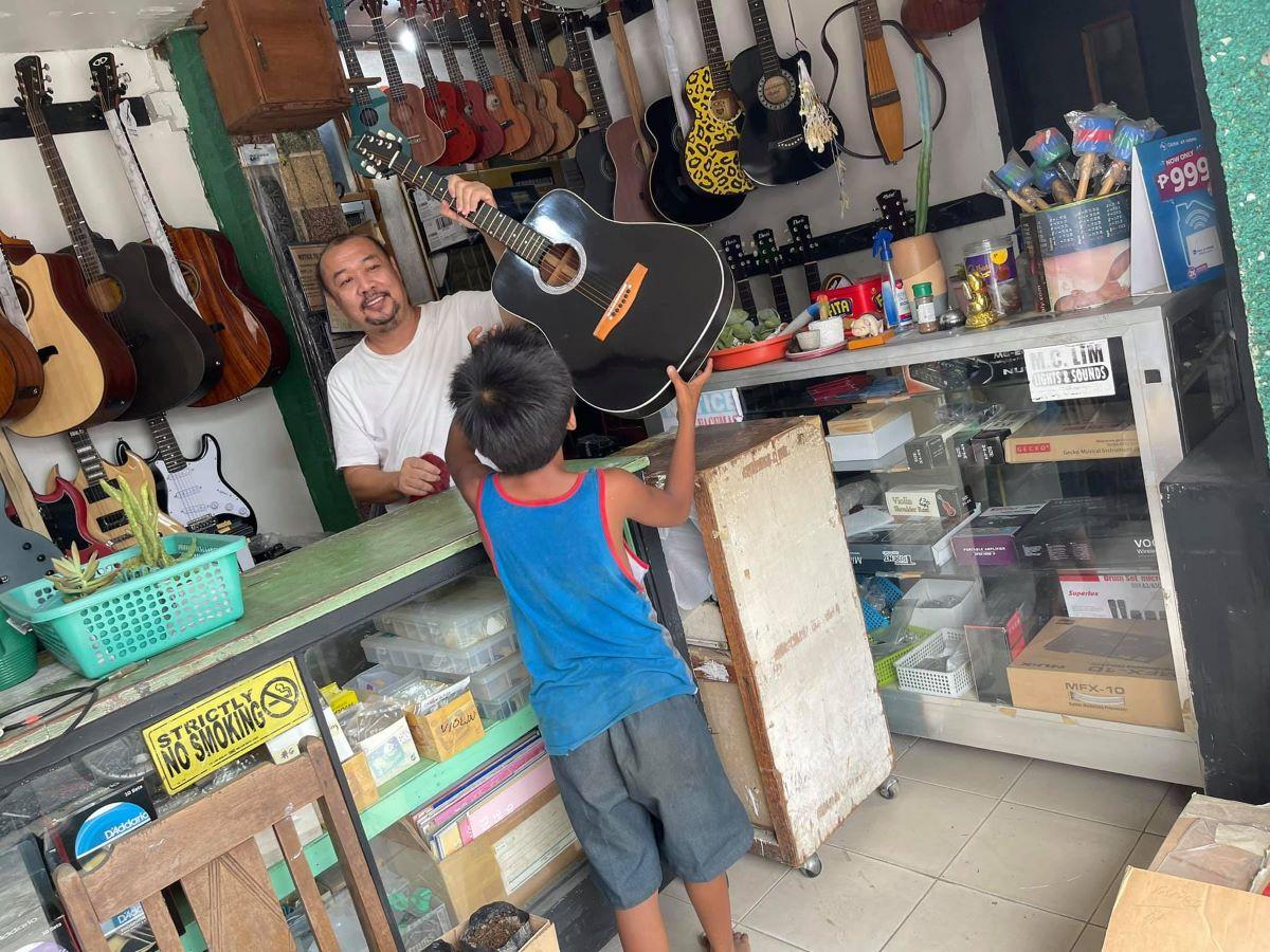 Bagong gitara, regalo ng mag-asawa sa isang batang nangangalakal sa Tuguegarao