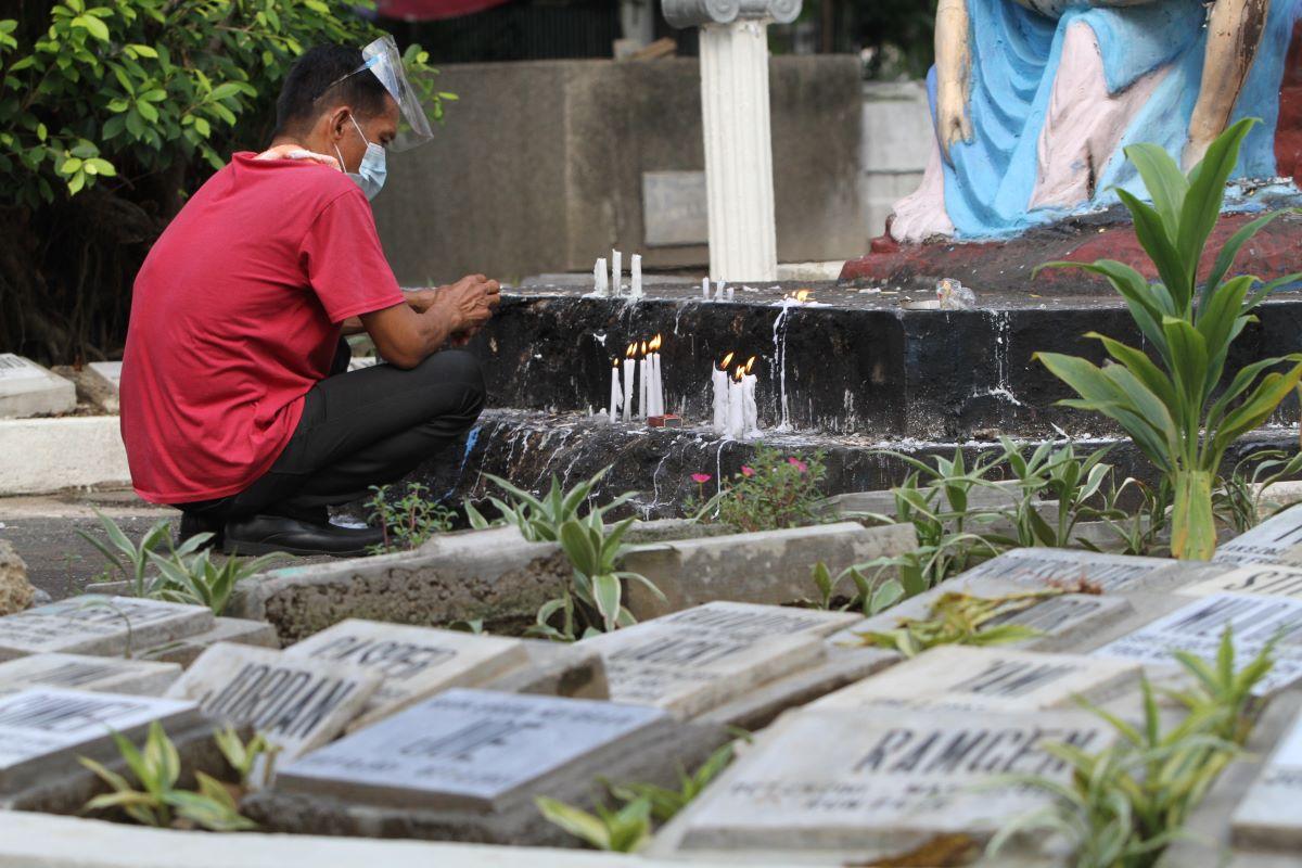 Filipinos Visit Their Dead Before Cemeteries Close For Undas Photos Gma News Online 0003